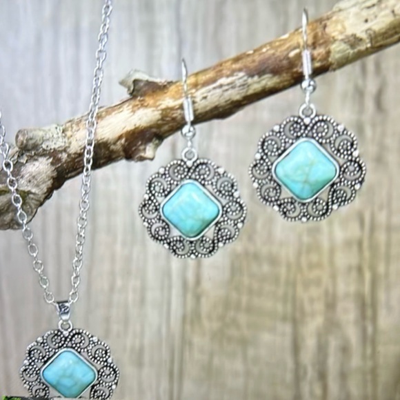 🍒5/$25🍒 Only 2 sets remaining ❤️Turquoise and Silver Necklace with Earrings 🔥 - Picture 3 of 6